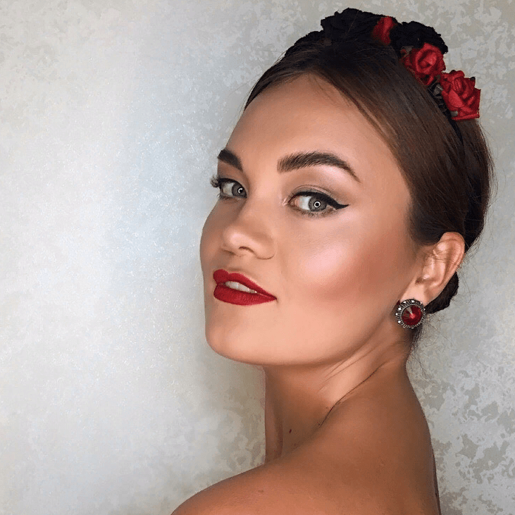 Вечерний макияж красные губы и стрелки Макияж с красными губами